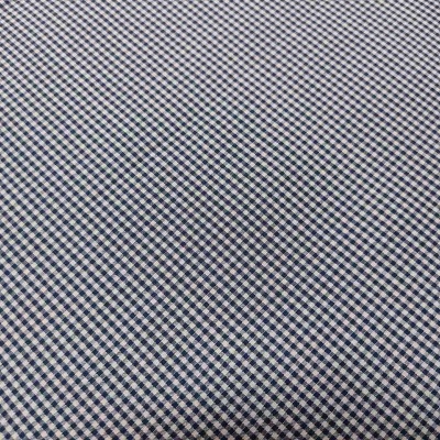 Tecido com padrão xadrez miúdo azul e branco