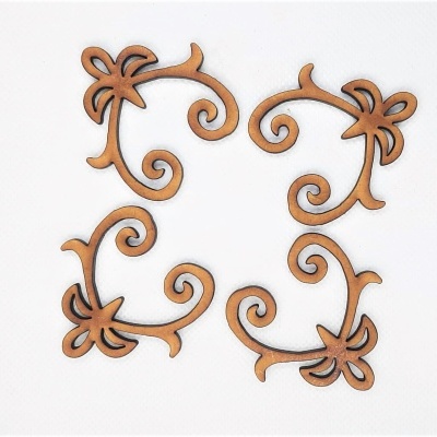 Elementos decorativos em madeira com design floral e curvas entrelaçadas