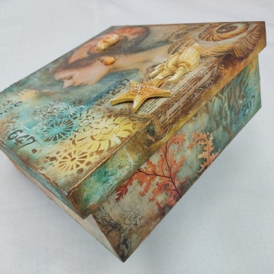 Caixa decorativa com tema marítimo e textura envelhecida