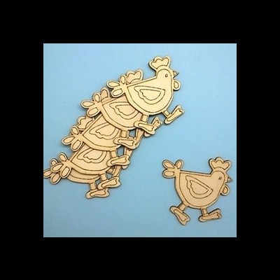 Enfeites de madeira em forma de galinha sobre fundo azul claro