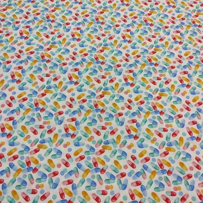 Tecido branco com padrão colorido de chinelos pequenos