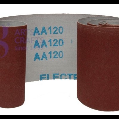 Rolo de lixa abrasiva marrom com impressão azul no verso branco