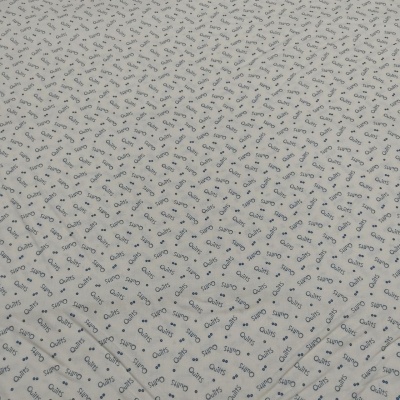 Tecido branco com padrão de palavras repetidas 'Quality', 'SUMO' e 'soft' em várias cores