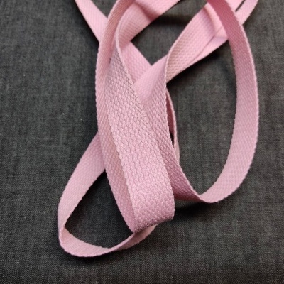 Fita de tecido rosa claro sobre superfície cinza escuro