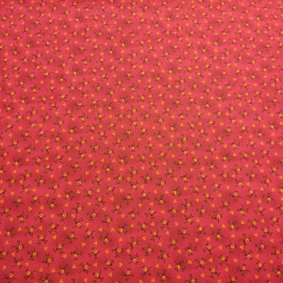 tecido vermelho com pequenas flores amarelas e verdes