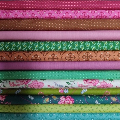 Pilha de tecidos coloridos com diferentes padrões e texturas