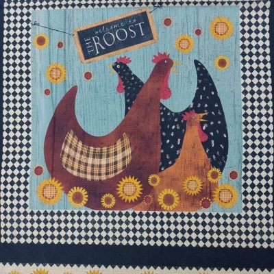 Pano de cozinha com estampado de galinhas e girassóis em fundo azul