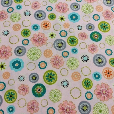 Tecido branco com estampado colorido de flores em vários tamanhos