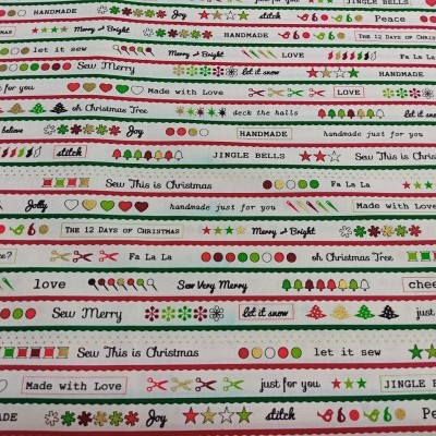 tecido estampado com fitas e frases natalícias em inglês
