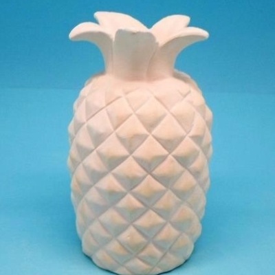 Figura decorativa de ananás em cerâmica branca com textura geométrica