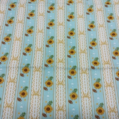 tecido com padrão floral e riscas verticais em azul claro, bege e branco