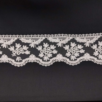 Renda branca floral bordada sobre fundo preto