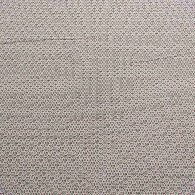 Tecido bege com padrão de círculos vermelhos e verdes