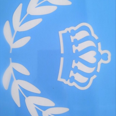 Folhas de louro e coroa brancas sobre fundo azul