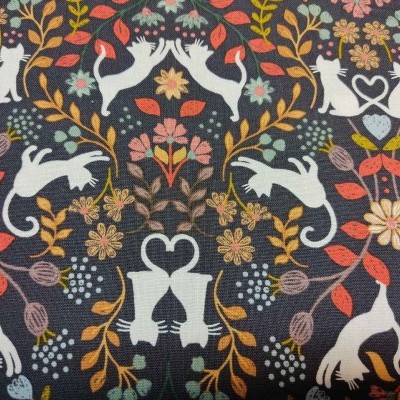 Tecido com padrão repetitivo de gatos e flores coloridas sobre fundo preto