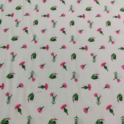 tecido branco com pequenas flores rosa e folhas verdes
