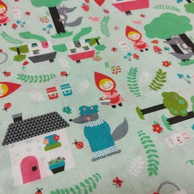 tecido colorido com padrão infantil de personagens e elementos da natureza