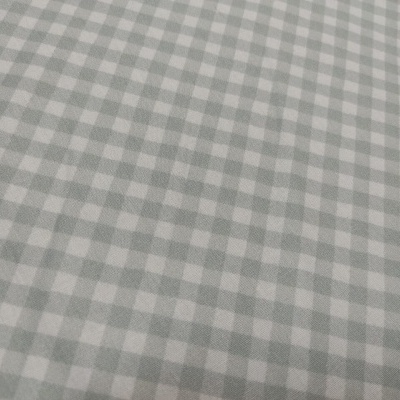 Tecido xadrez cinza claro e branco em superfície plana