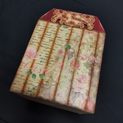 Caixa decorativa floral vintage com texto 'MR MRS' e elemento decorativo dourado no topo vermelho