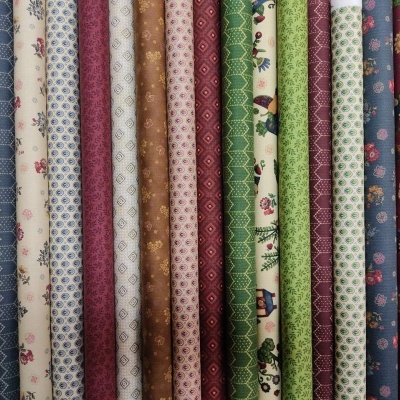 Rolos de tecido coloridos com vários padrões florais e geométricos
