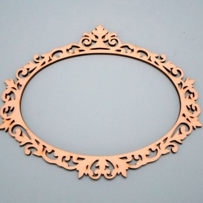 Moldura oval decorativa creme com design vazado em madeira sobre fundo cinza