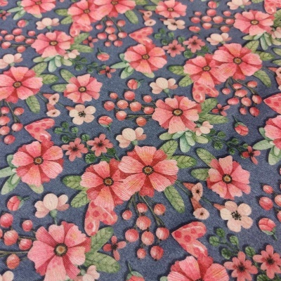 Tecido azul com padrão floral rosa e folhas verdes