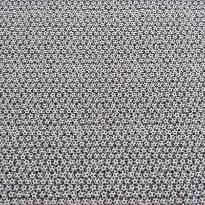 Tecido branco com padrão repetitivo de bolas de futebol pequenas em preto e branco