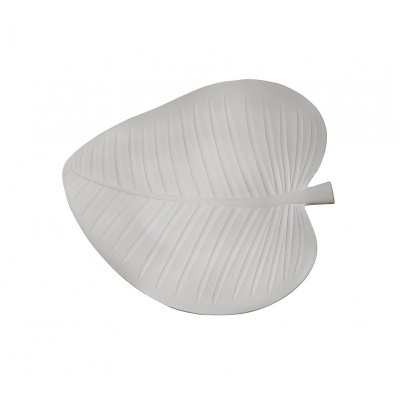 Prato branco decorativo em forma de folha com relevo de nervuras
