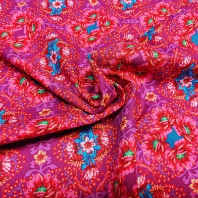 Tecido rosa com padrão floral colorido e textura suave.