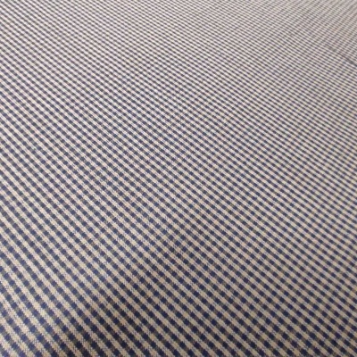 Tecido xadrez azul-escuro e branco com padrão pequeno.