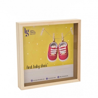 Caixa em madeira para primeiras sapatilhas de bebé com sapatos vermelhos pendurados