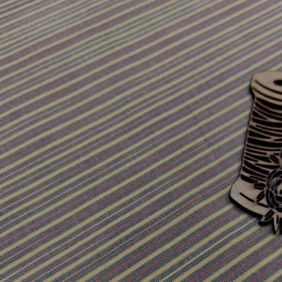 Tecido listrado e decoração de carretel com rosas em madeira