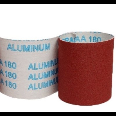 Rolo de lixa abrasiva castanha com texto ALUMINUM e PAAA 180 no lado interno
