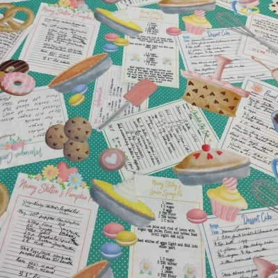 tecido estampado com receitas e desenhos de bolos e doces