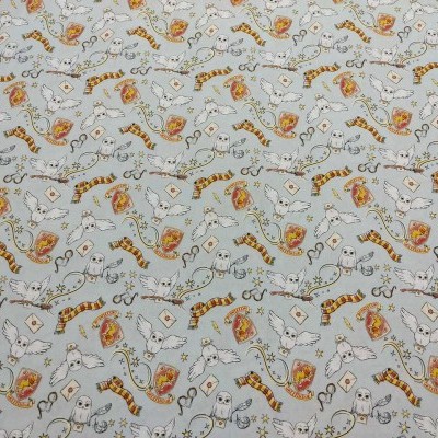 Tecido cinza claro com estampado de coruja branca, rato e animal raiado entre folhas e galhos