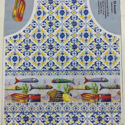 avental com padrão de azulejos azuis, amarelos e desenhos de peixes e conservas
