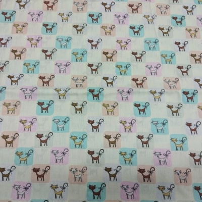 Tecido com padrão de quadrados coloridos e desenhos de veados