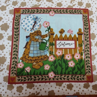 Pano de prato com desenho de menina a regar flores e placa Welcome