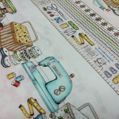 Tecido estampado com desenhos de máquinas e acessórios de costura coloridos