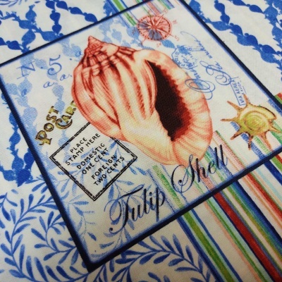 Pano com desenho de concha e padrões coloridos com texto em inglês