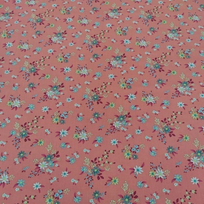 Tecido cor-de-rosa com padrão floral colorido