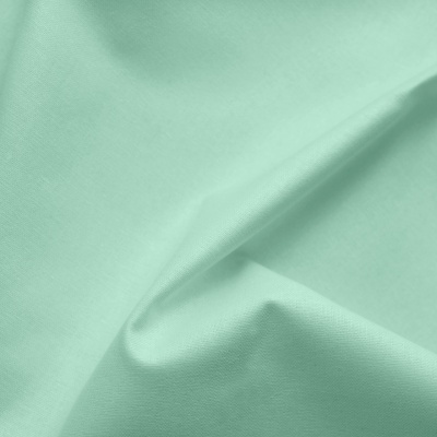 tecido verde água liso com dobras naturais
