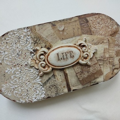 Caixa oval decorativa em padrão vintage com a palavra LIFE em relevo