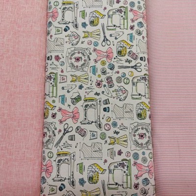 Três tecidos lado a lado, rosa liso, padrão de costura colorido e riscas rosa claras.