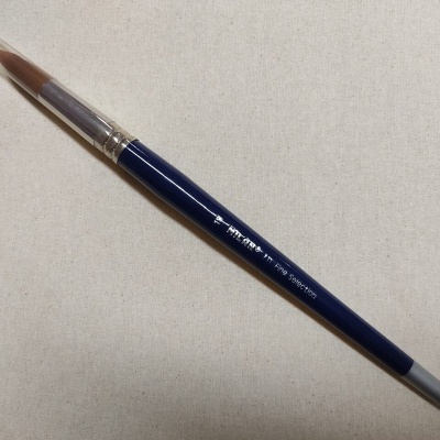 Pincel de pintura azul com cerdas e tampa transparente