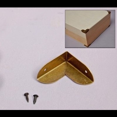Suporte metálico dourado em forma de coração para cantos de caixas com parafusos