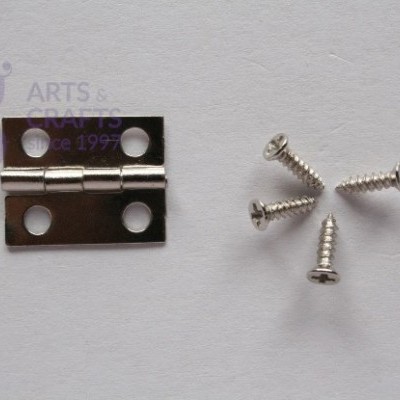 Dobradiça metálica com quatro parafusos prateados sobre fundo branco