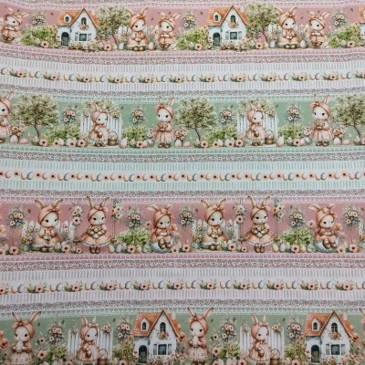Tecido com padrão de coelhinhos, casas e árvores em faixas coloridas
