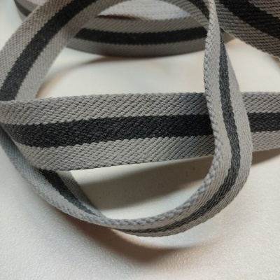 Fita têxtil cinza com riscas pretas em superfície branca