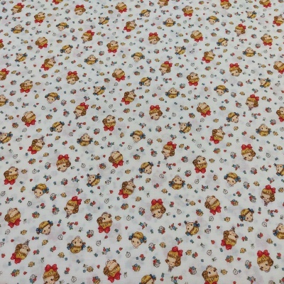 Tecido branco com padrão de personagens infantis e pequenos desenhos coloridos